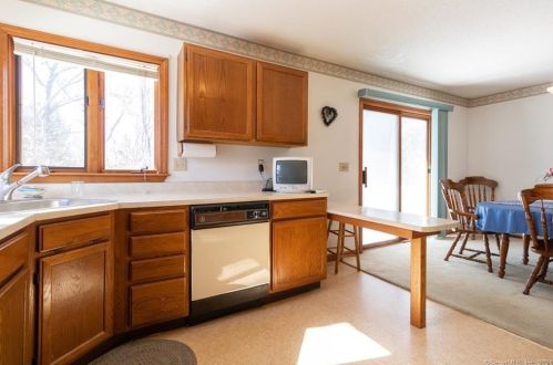 21 Susan Cir, Enfield CT 06082-5767 exterior