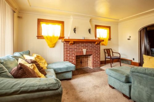 4512 37th St, Milwaukee, WI 53209-5910