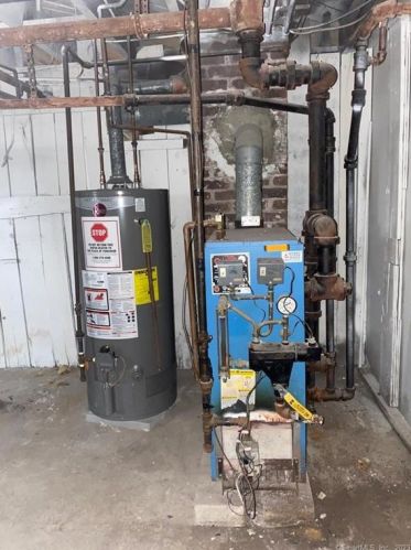 25 Clinton St, Manchester CT  06040-6129 exterior