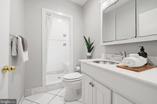 2455 Carpenter St, Philadelphia PA 19146-3907 exterior