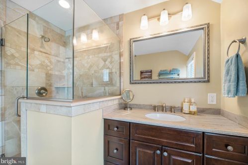 5 Lexington Ave, Pittsburgh PA 15215-3218 exterior