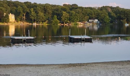 9 Apache Trl, Rockaway NJ  07866-1028 exterior