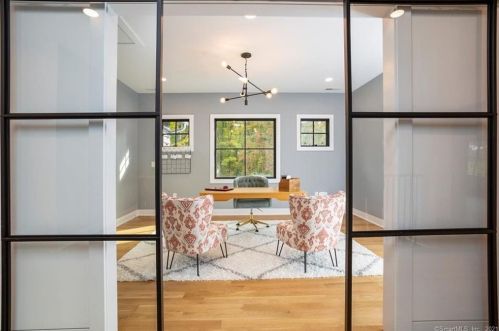 232 Bayberry Ln, Westport CT 06880-4033 exterior