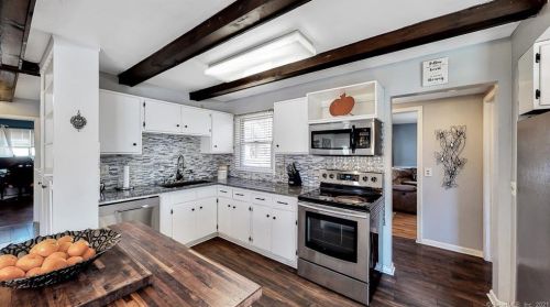 1 Mdw Rd, Enfield CT 06082-6003 exterior