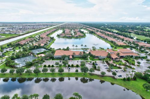 9800 Nuova Way, Fort Pierce FL 34986-2825 exterior