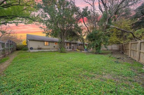 8408 Dixon Dr, Austin TX 78745-7515 exterior