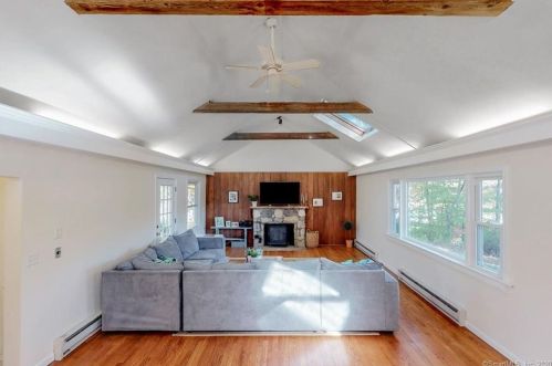 11 Mtn Rd, Wilton CT 06897-4912 exterior