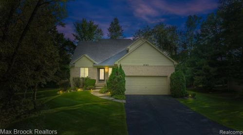 9065 Campbell Creek Dr, Walled Lake, MI 48390-1709