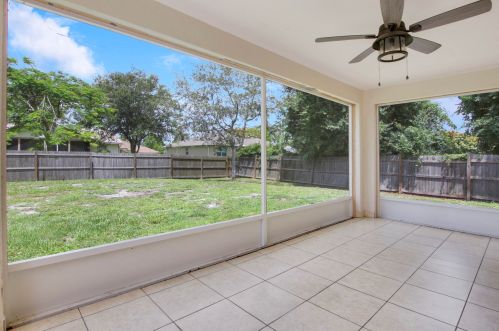 334 Whitmore Dr, Fort Pierce FL 34984-4529 exterior