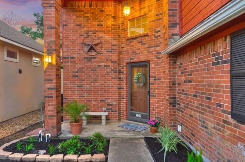 102 Golfview Dr, Montgomery TX 77356-8804 exterior