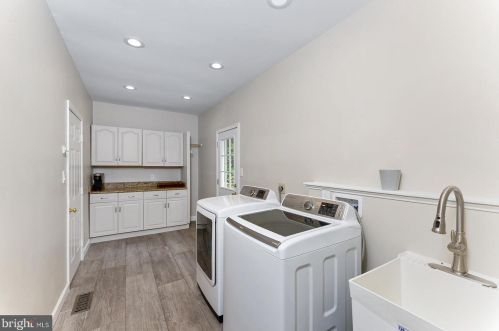 7726 Laurel Leaf Dr, Rockville MD 20854-1768 exterior