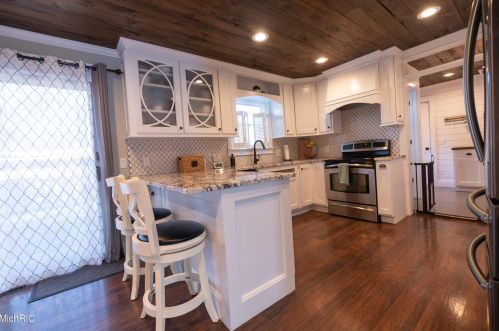 1154 Cadillac Dr, Meskegon MI 49445-1917 exterior