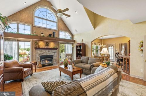 300 Country Mdw Dr, Lancaster PA 17602-1481 exterior