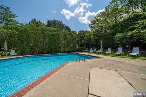 9 Lawrence Ct, Teaneck NJ 07666-6489 exterior