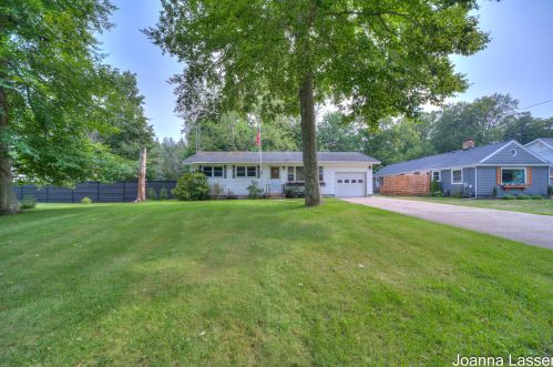 633 Randall Rd, Meskegon MI 49441-4953 exterior