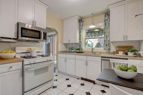 1941 Bartlett Ave, Milwaukee, WI 53202-1425