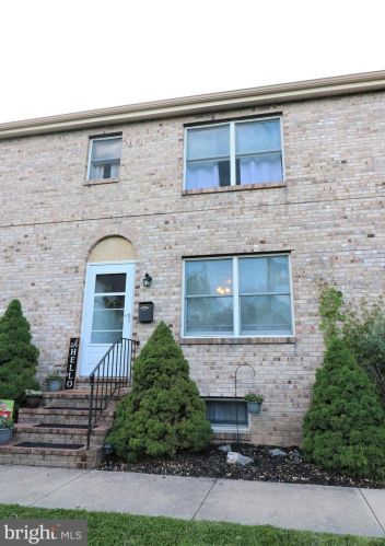 56 8th St, New Castle, DE 19720-5012