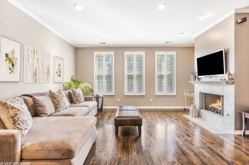 638 Oak St, Chicago IL  60610-7298 exterior