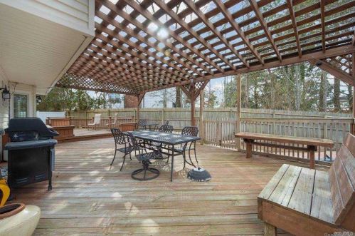 17 Cornell Dr, Commack NY 11725-2523 exterior