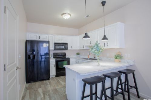 1314 Stone Mdw Dr, Taylorsville UT 84088-4007 exterior