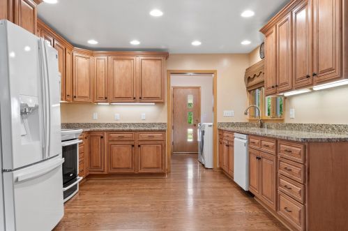 6720 Yates Rd, Milwaukee WI 53217-3943 exterior