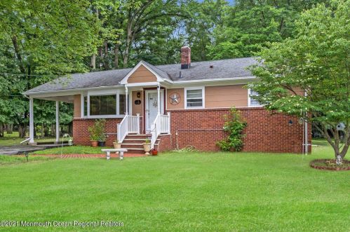 31 Baldwin Ave, Morganville, NJ 07751-9715