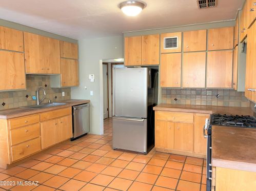 2022 Helen St, Tucson AZ  85719-4702 exterior