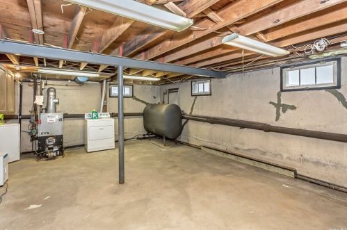 66 Avondale St, Valley Stream NY 11581-1801 exterior