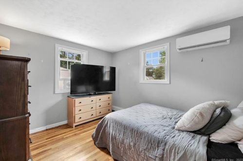 19 Burnham St, Enfield CT 06082-6102 exterior