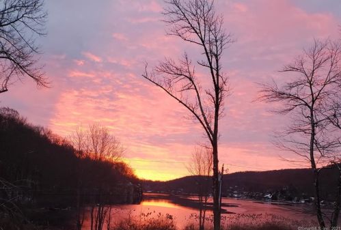 303 Mamanasco Rd, Ridgefield CT 06877-2425 exterior