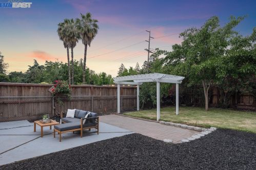 1143 Carey Dr, Concord CA 94520-4337 exterior