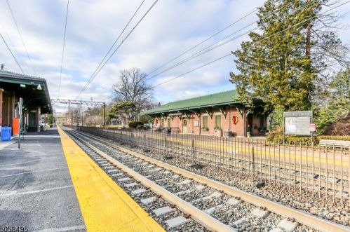 445 Morris Ave, Springfield NJ  07081-1110 exterior