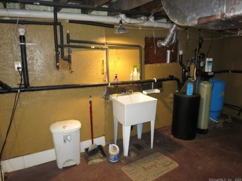 773 Bloomfield Ave, Windsor CT 06095-2812 exterior