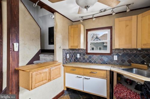 31 Clinton Ave, Camden NJ 08109-2006 exterior