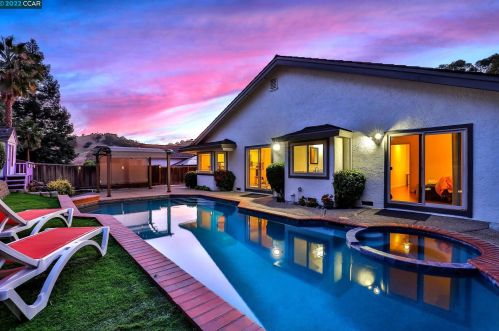 3020 Shetland Dr, Concord CA 94523-1606 exterior