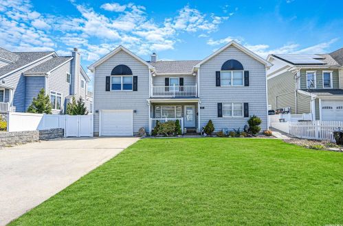 95 Midway St, Babylon NY  11702-4311 exterior