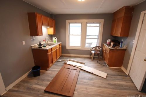 425 Burnside Ave, Hartford CT 06108-2711 exterior