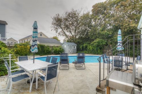 208 New York Ave, Point Pleasant Beach NJ 08742-3337 exterior