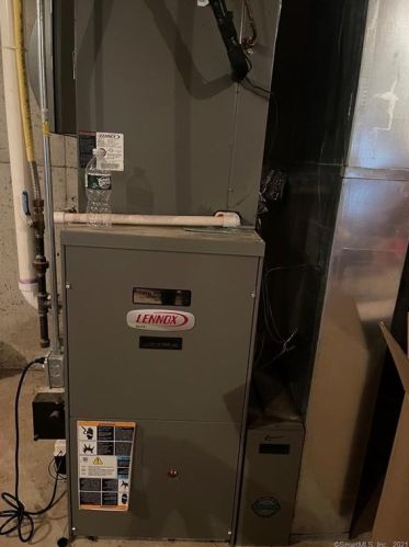 2 Chapman Chase, Windsor Locks CT  06096-1343 exterior