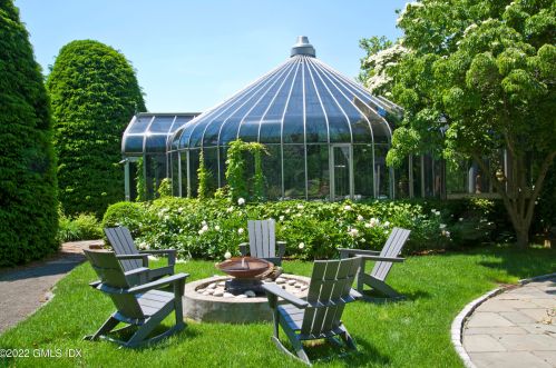 33 Mdw Wood Dr, Greenwich CT 06830-7023 exterior