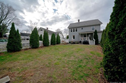 6 Harris St, Enfield CT 06082 exterior