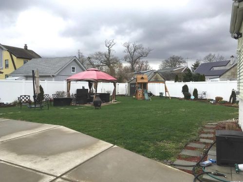 18 Pine Ln, Valley Stream, NY 11581-2602