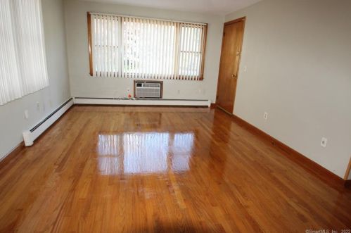 18 Earl St, Manchester CT  06040-4336 exterior