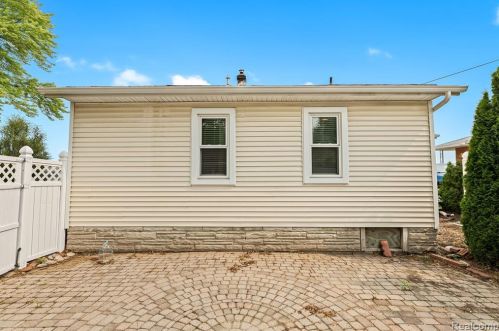 327 Maple Rd, Clawson MI  48017-1183 exterior