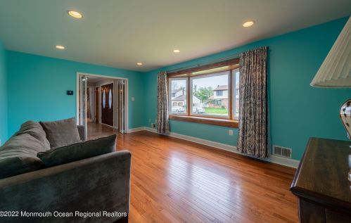 22 Plafsky Dr, Edison NJ 08817-2239 exterior