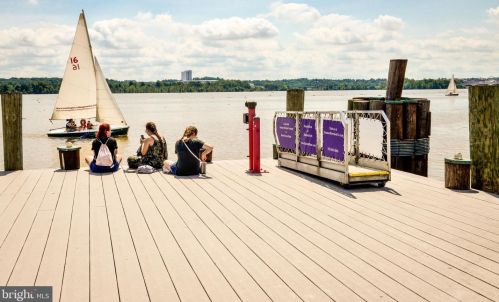 720 Bracey Ln, Alexandria VA  22314-6245 exterior