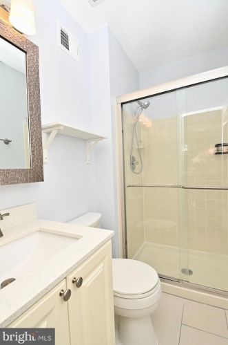 5648 Ridge View Dr, Alexandria VA  22310-1467 exterior