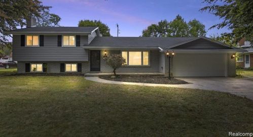 421 Beech Daly St, Dearborn Heights MI  48125-1000 exterior