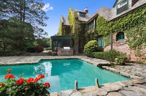 4 Whippoorwill Rd, Armonk NY 10504-1108 exterior