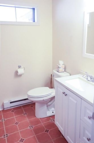 35 Tra Mart Dr, Uncasville CT 06382-1116 exterior